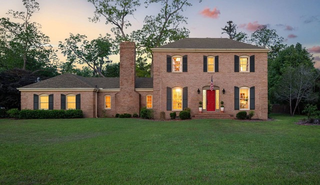 In town, billiard table, 6 hole golf, barbecue, pong, wet bar, free max/prime tv