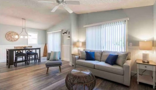Indian Rocks Gem: Walk to Beach and Dining from Cozy retreat!