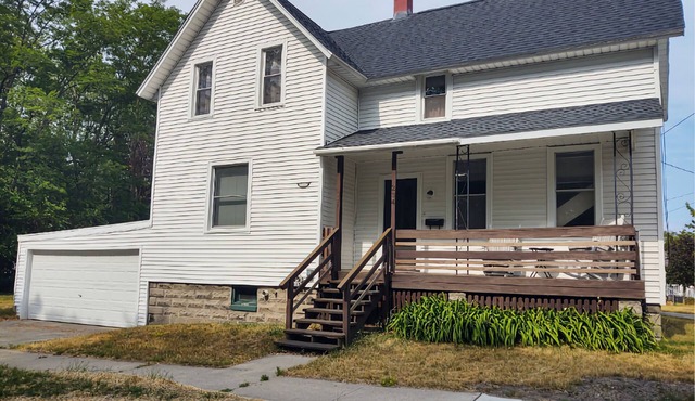 Introducing T&T's Cozy Farmhouse: Your perfect Getaway in Manistee! in Manistee
