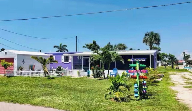 ISLAND TIME! DOCK! POOL! KAYAKS! BOAT To BEACH! PETS ALLOWED!