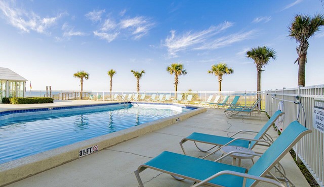 July 8+9 Open*Oceanfront*Walkout Patio for EZ Access to Beach+Ocean+Pools