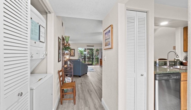 Jun 98 night Patio, BBQ, close to Dining, Shopping, Beach, Golf, Kayak!