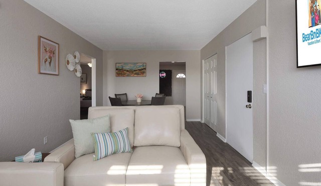 KC Apt 2 BR newly furnished and comfortable