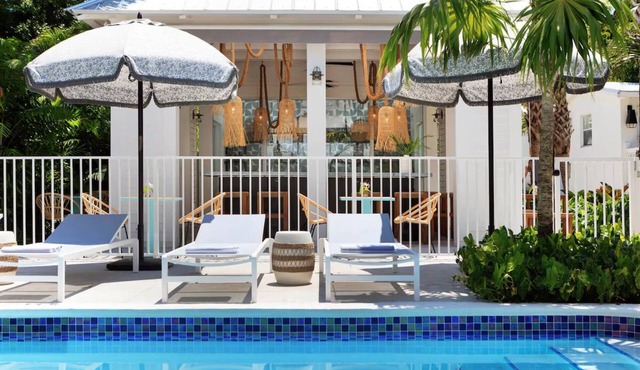 Key West Oasis: Retreat in Historical Bungalows with Pool, Free Breakfast!