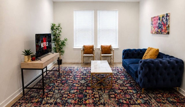 King 1BR · Near Dining · Pool & Gym Laundry Access