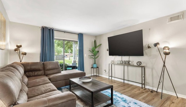 King Bed | Central Location | 75" TV | Washer & Dryer | Shower & Tub | Patio | Updated