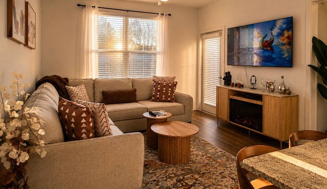 King Bed + Saltwater Pool, 8 Min to Airport