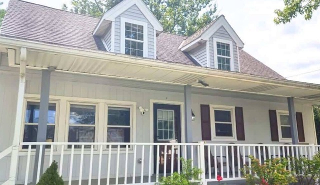 King Master Suite - Lots of Parking - An Acre to Roam - Fire Pit!