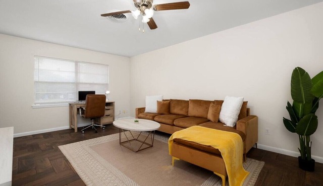 King Size Bed Fast Wi-fi First Floor/Long Term