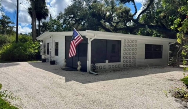 La Maison at Alva Oaks Farm- A quiet and serene getaway nestled among old oaks!