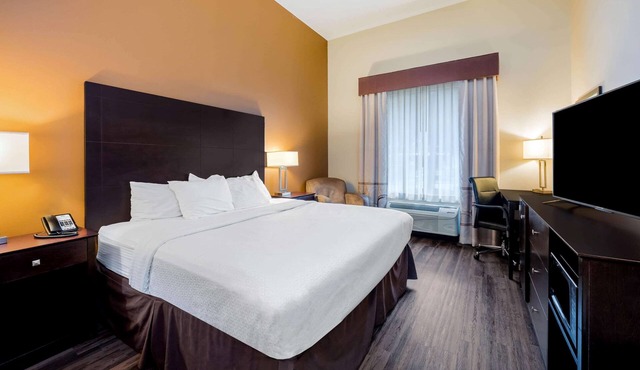 La Quinta Inn & Suites by Wyndham Marshall