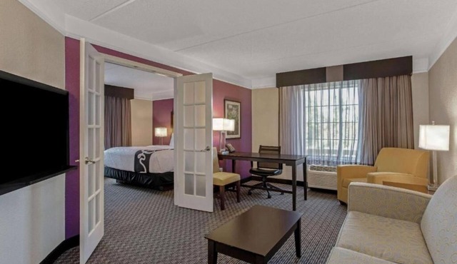 La Quinta Orlando | King Suite | Sofa Bed | Free Breakfast & Shuttle | Pool