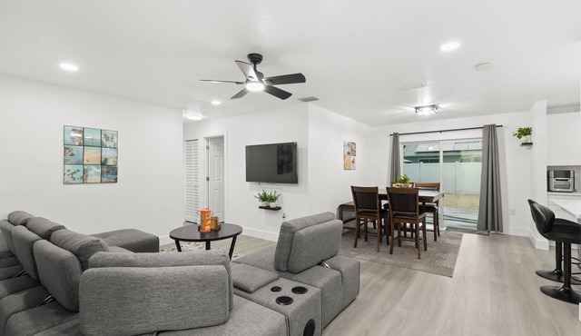 La Villa Gris – 4BR Coastal Retreat Near Clearwater & Gulf Beaches