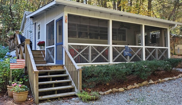 Lake Burton Moose - a cozy cottage near Lake Burton, mountains, hiking and more!