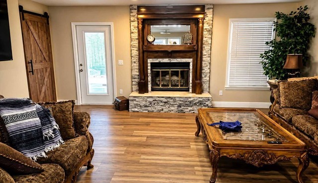 Lake Eufaula Getaway | Pool Table & Game Room