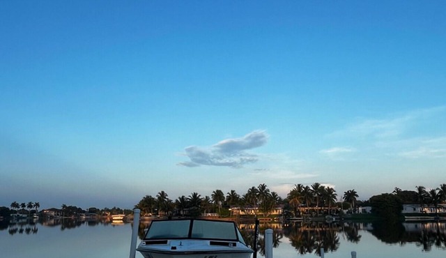 Lake front 3 bed house with sunset views and hot tub, ski in your own back yard