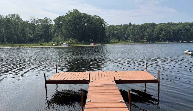 Lake Front! Private Dock! Water toys! in Gresham