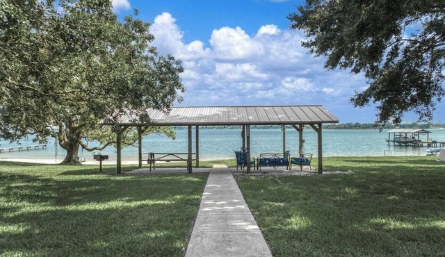 Lakefront 1920s 1-bedroom/1-bath apartment at Villa Lotela - Apt. # 4