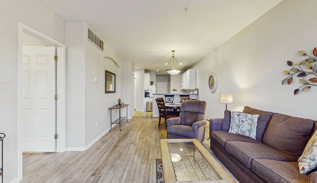 Lakefront condo with private washer/dryer, central AC & heated pool in Mesa