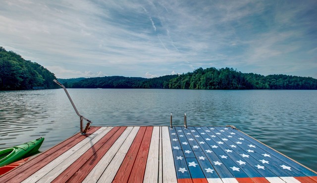 LAKEFRONT Dock Holiday - Hiwassee Lakefront home with Resort Activities!