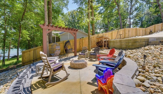 Lakefront Fair Play Vacation Rental, Pets Welcome!