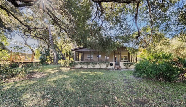 Lakefront home on Lake Kerr near Salt Springs with large porch and great yard