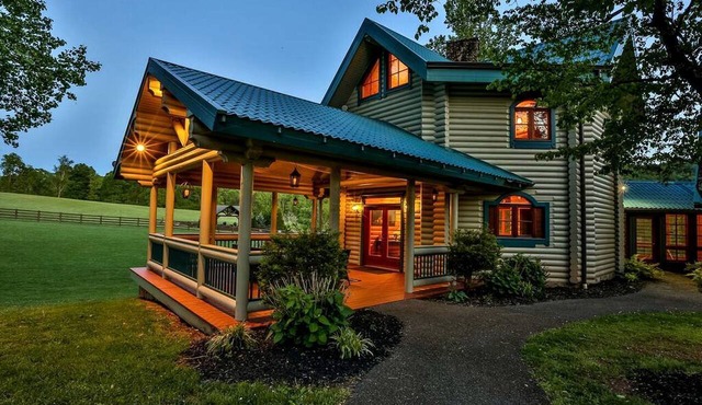 Lakefront Log Elegance: True Cabin with Hot Tub and Sauna Amidst Mountain Views