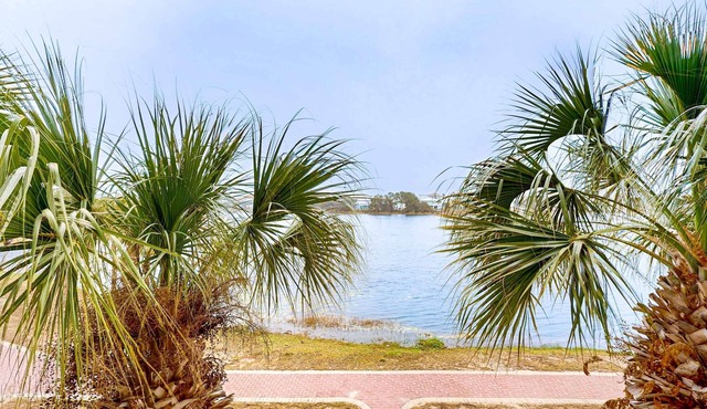 Lakefront resort condo with heated outdoor pool, hot tub, balcony, lake views