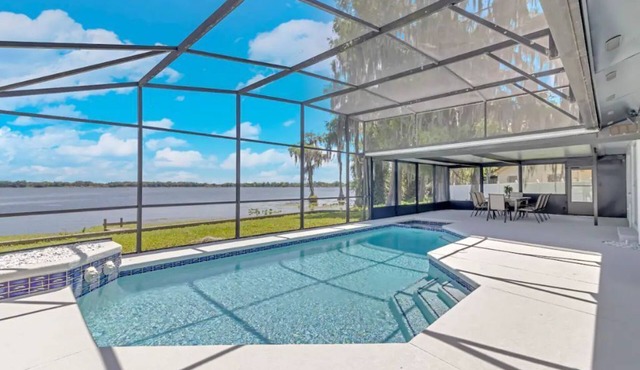 ☆LakeHouse 4 Bedroom Newly Renovated Heated pool ☆