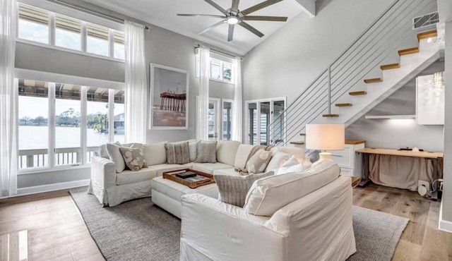 Lakeshore Luxury - Sunny condo near beach w deck