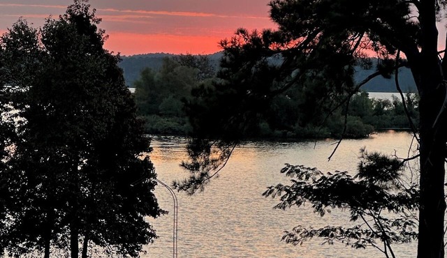 Lakeside Cottage - Pool, Hot Tub & Lake Views - Lake O’ the Pines