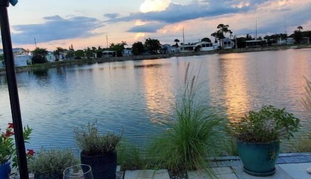 Lakeside Cottage. Serene, Tranquil home. 2.mi.(4)mins from the Beach. Sleeps 3.