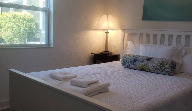 Lakeside Hideaway! 1 mile from Historic Downtown Mount Dora - (3 night maximum)