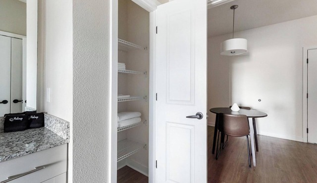 Landing | Beautiful 1BD, Gym, Pool