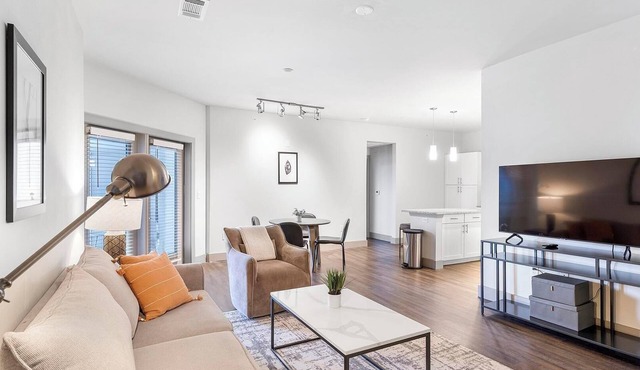 Landing | Beautiful 2BD, Gym, Pool