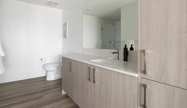 Landing | Chic 2BD, Pool