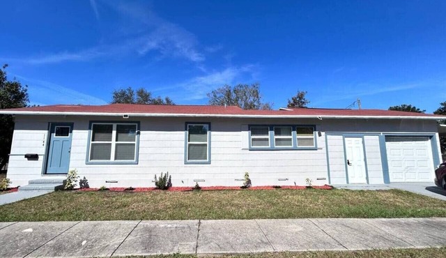 Large 4 bedroom close to Beach and Downtown!