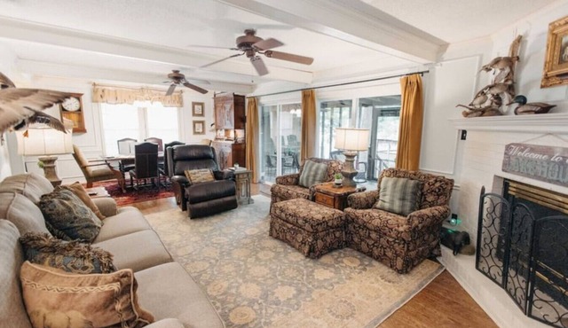 Large 5BR Group Home Near Sardis Lake