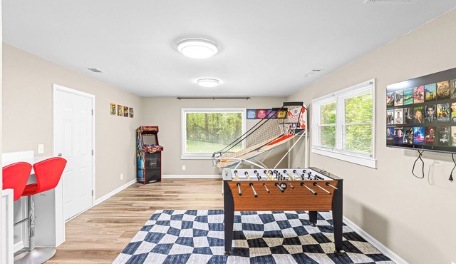 Large Home/Fully Appointed/Game Room!