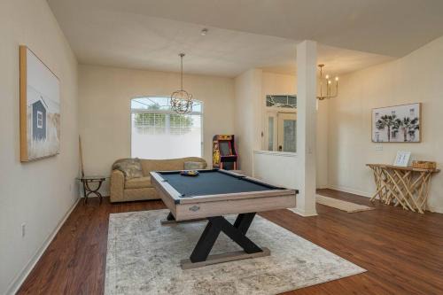 Large House, Fireside Hot Tub, King Bed Suite