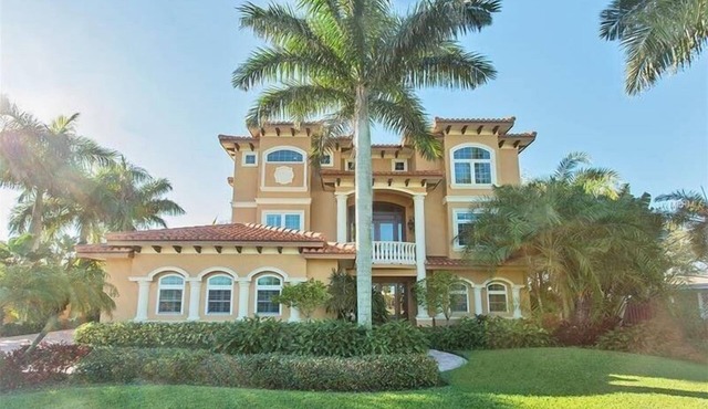 Large Mediterranean Oasis - Water Views & Pool, KING BEDS