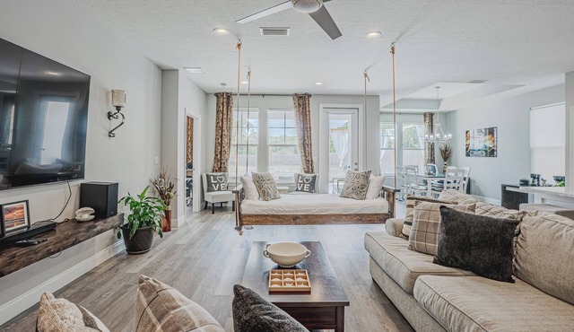Laurie Luxe: 3/2 Home w/Hot Tub, Massage Chair & Games. 1.5 miles from beaches