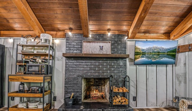Light'n Bug Bungalow 1 Bedroom Cabin by RedAwning in Townsend