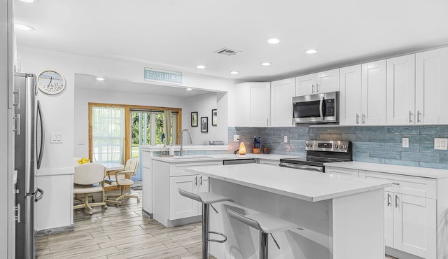 Lime Life Villa – Retro Escape in St. James City, Hot Tub!