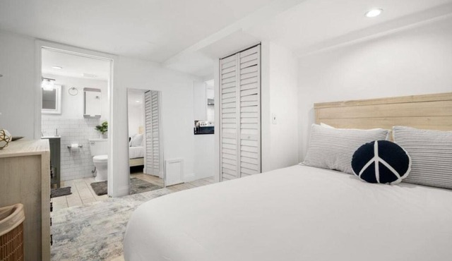 Little Hyde Out - Updated Hyde Park 1st Floor Apartment