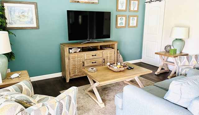 Live like a local, Heated Pool, steps from the beach. BTR# 1644