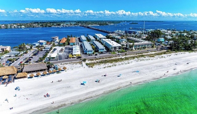 Location! 2-Bed Condo w/pool right on Bradenton Beach! Walk to Everything!