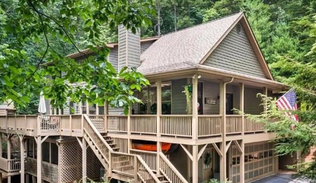 Location & Southern Charm in Big Canoe with tons of room.