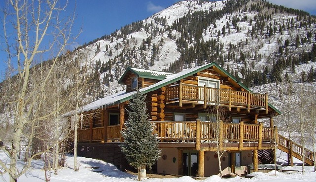 Longhorn Ranch Cabin w/Hot Tub, Large Deck and Stunning Views!