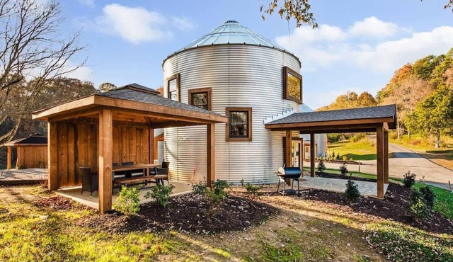 Lookout Silo with Mountain Views & Hot Tub